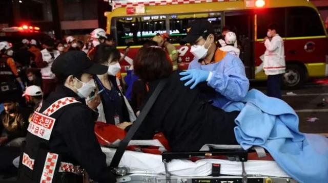 Спасатели помогают раненым в Сеуле