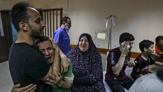 Палестинская семья в больнице аль-Шифа оплакивает гибель родственников в результате израильского авиаудара.