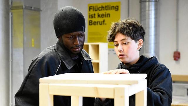 Беженец на обучении в столярной мастерской в Германии в 2015 году