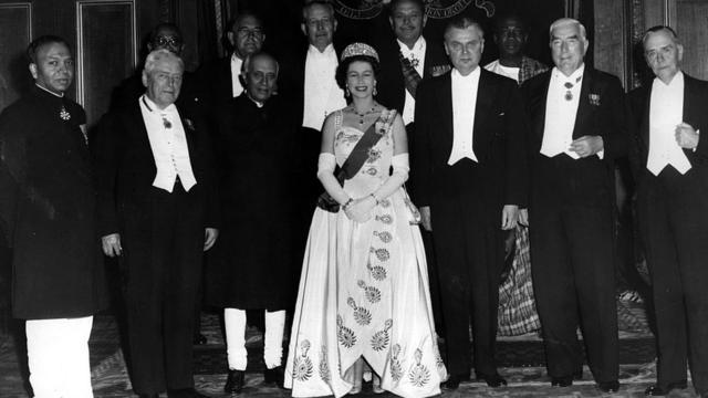 Королева и премьер-министры стран Содружества во время встречи в 1960 году