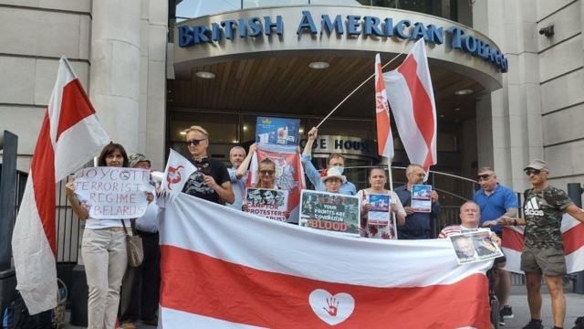 Активисты у здания British American Tobacco в Лондоне