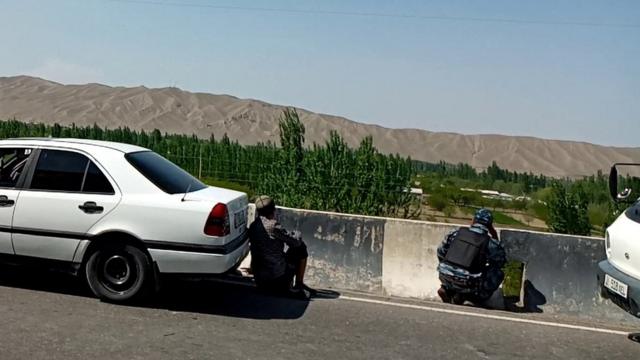 Люди наблюдают за таджикско-киргизской границей