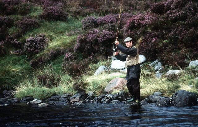 Принц Чарльз ловит лосося в реке Ди