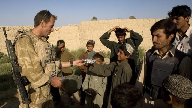 Британский солдат и афганцы