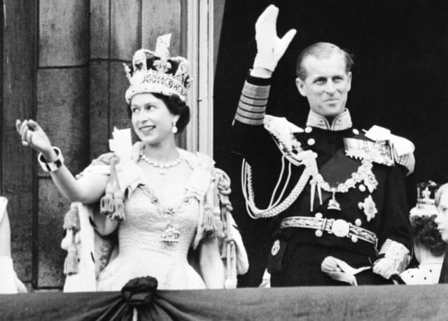 Королева Елизавета II и принц Филипп приветствуют народ 2 июня 1953 года.