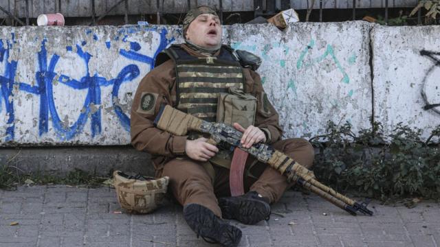 Украинский солдат во время передышки после атаки дронов
