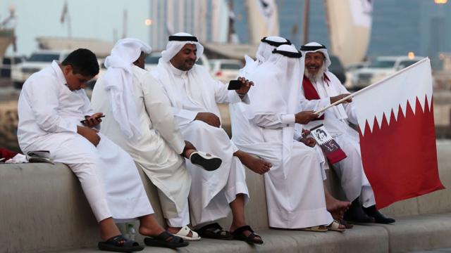 Жители Катара с национальным флагом