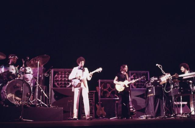Группа Чика Кориа Return to Forever. Слева направо: барабанщик Ленни Уайт, бас-гитарист Стэнли Кларк, гитарист Аль Ди Меола, и Чик Кориа за электропиано.1975 г.