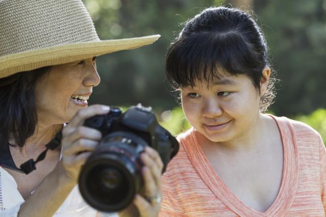 японка со своей дочерью, страдающей аутизмом