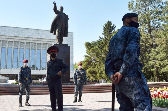 Полицейские в масках в Бишкеке