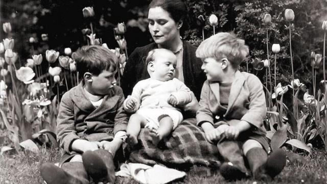 Софка Зиновьева с сыновьями. Питер - крайний слева. 1939 г.