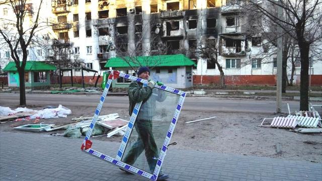 Северодонецк. Мужчина с рамой для нового окна. Январь 2023