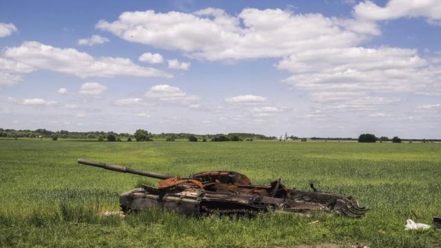 Разбитая российская военная техника в поле в Черниговской области