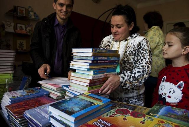 У донецькій школі дітям видають українські підручники на початку 2014-2015 навчального року