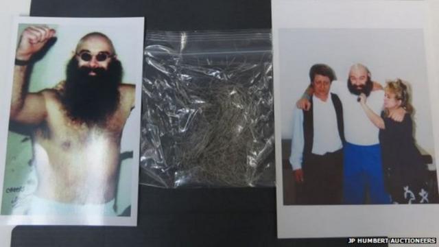 Фотография Мужчины с окладистой бородой, и волос в пластиковом пакете