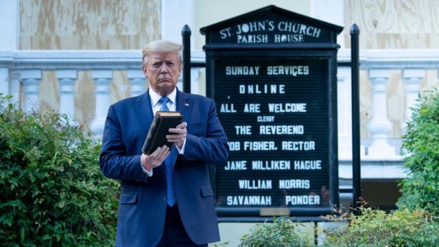 Трамп с Библией