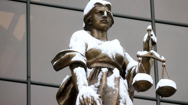 Статуя Фемиды у здания Верховного суда РФ