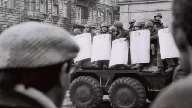 Жители Баку в 90м году на фоне солдат на танке в Баку