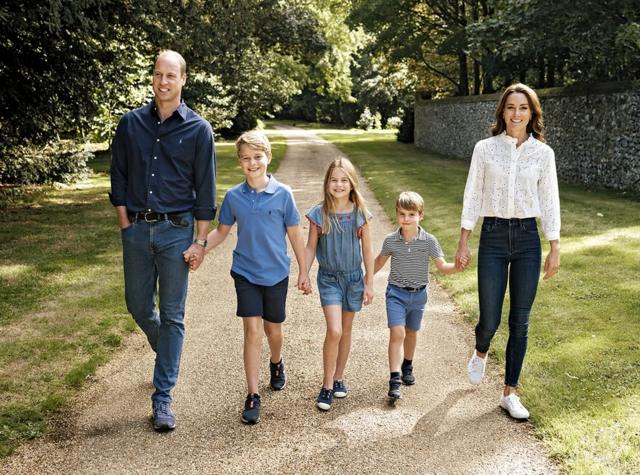 Принц Уильям и Кэтрин с принцем Джорджем, принцессой Шарлоттой и принцем Луи в Норфолке