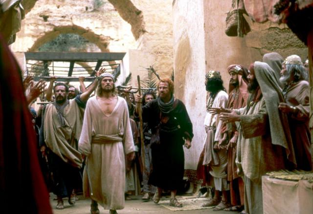 Уилем Дефо в роли Христа (в центре) и Харви Кейтель в роли Иуды (справа) в фильме "Последнее искушение Христа".