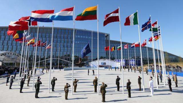 Флаги стран НАТО, поднятые во время церемонии открытия новой штаб-квартиры в Брюсселе, 25 мая