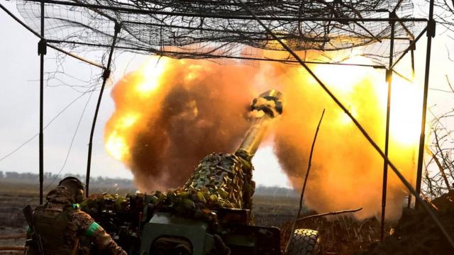 Украинская артиллерия ведет огонь по позициям противника под Бахмутом на востоке Украины
