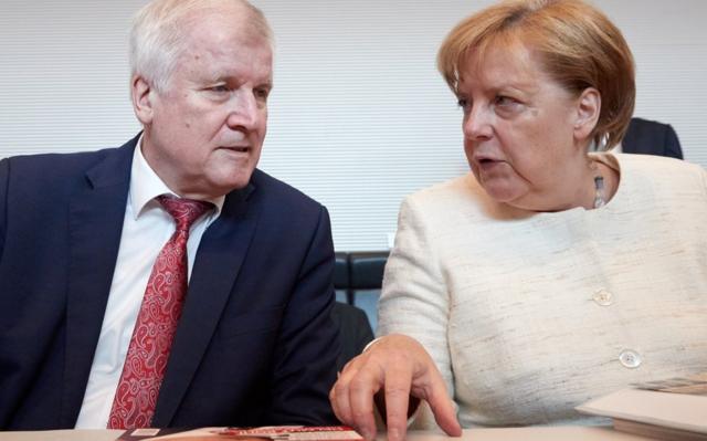Канцлерка Ангела Меркель і міністр внутрішніх справ Хорст Зігофер (ліворуч) конфліктують через міграційну політику