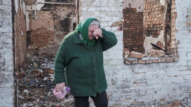 Жительница Авдеевки в своем доме, разрушенном во время нападения России на Украину