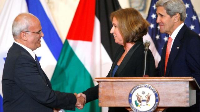 Глава палестинской делегации Саиб Эрекат, министр юстиции Израиля Ципи Ливни и госсекретарь США Джон Керри встречаются в Вашингтоне