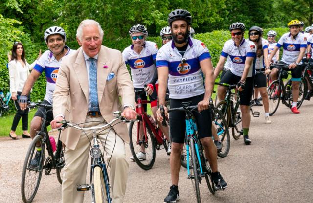Принц Чарльз в июне 2021 года - вместе с членами Британского азиатского фонда во время велопробега в графстве Глостешир
