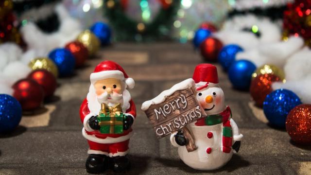 Елочные игрушки: два Деда Мороза