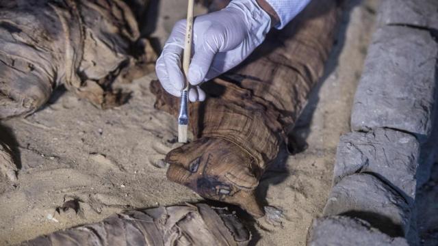 Археолог за работой в могильнике Хуфу-Имхатат в Саккаре