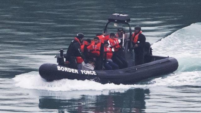 Пограничный патруль задержал в пятницу у берегов Дувра 12 человек