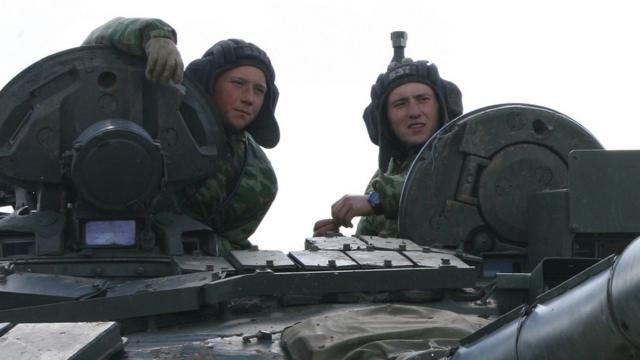 Российские танкисты на учениях в апреле 2014 года