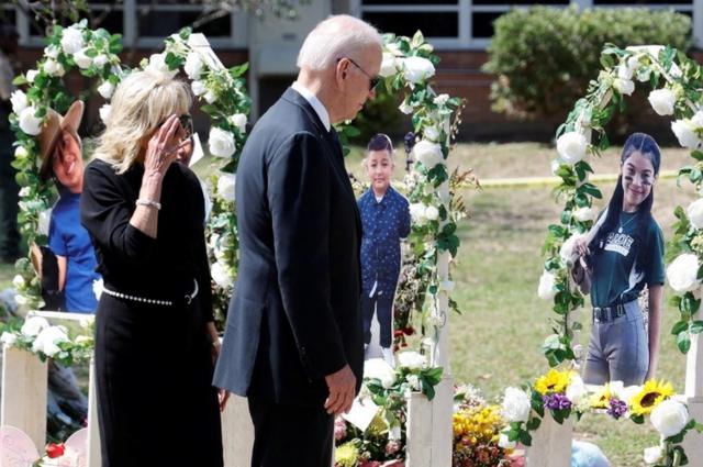 Президент Джо Байден и первая леди Джилл Байден почтили память погибших в результате стрельбы в школе "Робб"