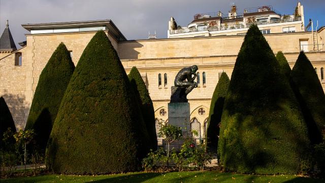 "Мыслитель" в саду музея Родена в Париже значительно крупнее копии, выставленной на аукцион