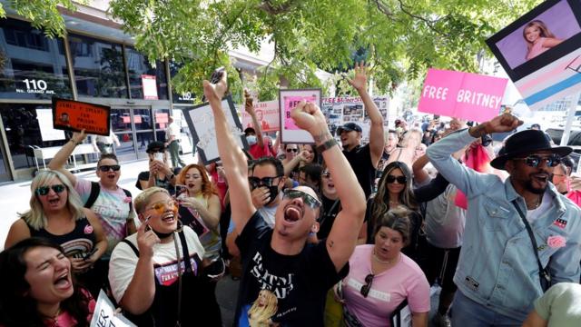 Акция протеста фанов Бритни Спирс около суда в Лос-Анджелесе