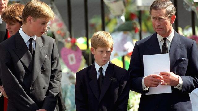 Принцы Уильям и Гарри с отцом на похоронах матери в Вестминстерском аббастве