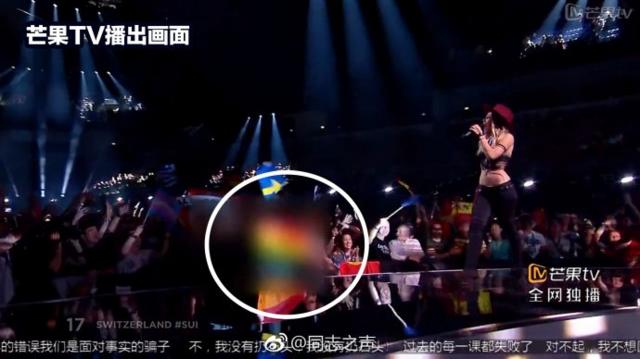 Радужный флаг на сцене "Евровидения", размытый видеоэффектом