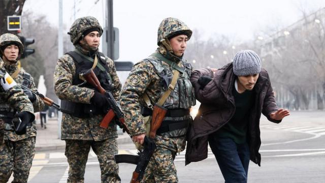 Военный патруль и задержанный в Алматы.