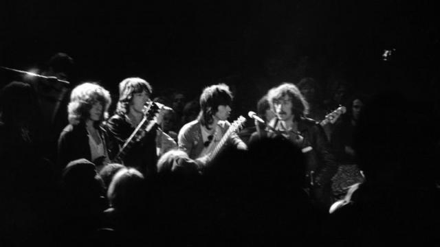 Rolling Stones неоднократно вынуждены были прерывать свое выступление. Слева направо: Мик Тейлор, Мик Джаггер, Кит Ричардс и менеджер группы Сэм Катлер всматриваются в происходящее перед ними и решают, можно ли продолжать концерт