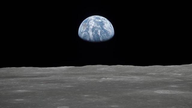 Луна на фолне Земли