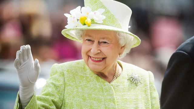 Королева в Виндзоре приветствует собравшихся по поводу ее 90-летия людей