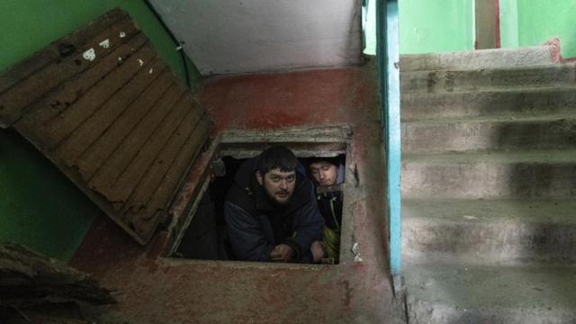Люди ховаються у льоху житлового будинку у Маріуполі, 12 березня 2022 року (фотографія Мстислава Чернова)
