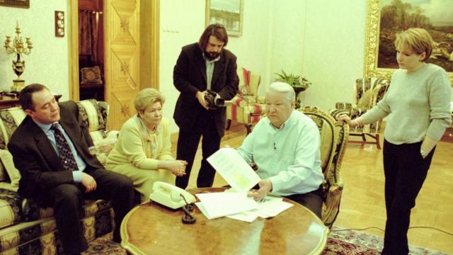 Виталий Манский (в центре) на съемках фильма в доме Ельцина