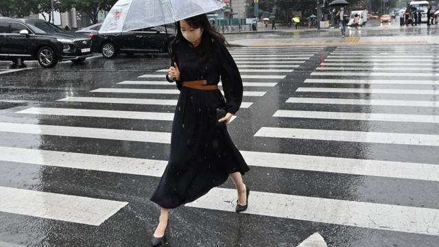 Девушка переходит улицу в Сеуле