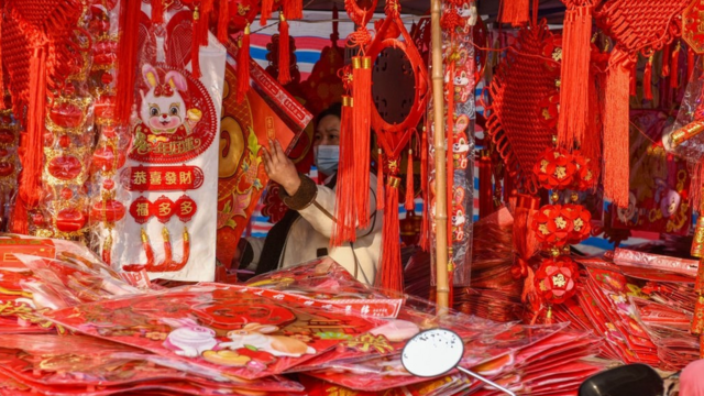 Лавка с новогодними декорациями в Фуяне