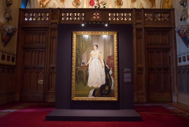 Портрет Елизаветы II в полный рост в алькове, обшитом дубовыми панелями