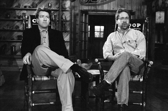 Дэвид Линч и Марк Фрост на пресс-конференции по поводу выхода в эфир пилотного эпизода "Твин Пикс". 20 августа 1990 г., Лос-Анджелес