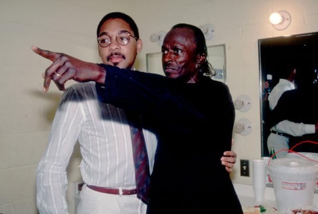 Немного поворчав, великий Майлс Дэвис все же примирился с непримиримым Уинтоном. За кулисами зала Луи Армстронга, Новый Орлеан, 25 апреля 1985 г.